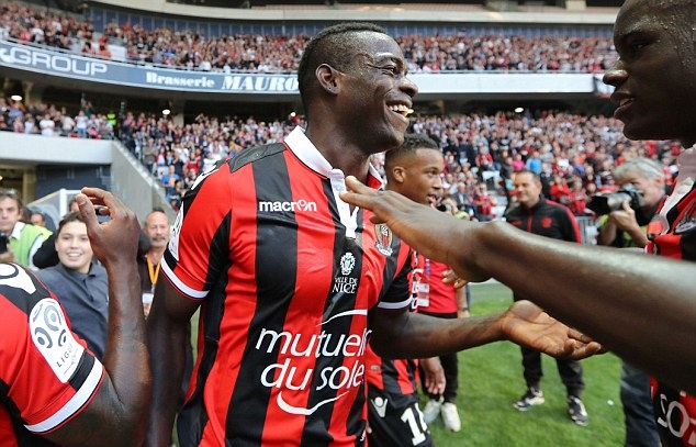 Balotelli lại sáng, Nice giữ chắc ngôi đầu Ligue 1