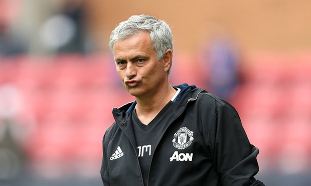 Điểm tin hậu trường 31/10: CĐV M.U xài chiêu cũ nhằm "đả đảo" Mourinho; CR7 bị fan Alaves khoe mông chế giễu