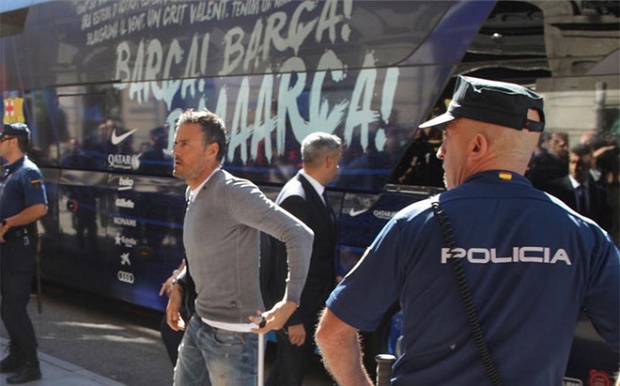 Luis Enrique bị CĐV lăng mạ tại sân bay