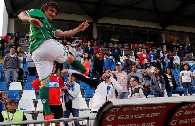 Tiền đạo đối mặt án 2 năm tù vì đánh fan như Cantona