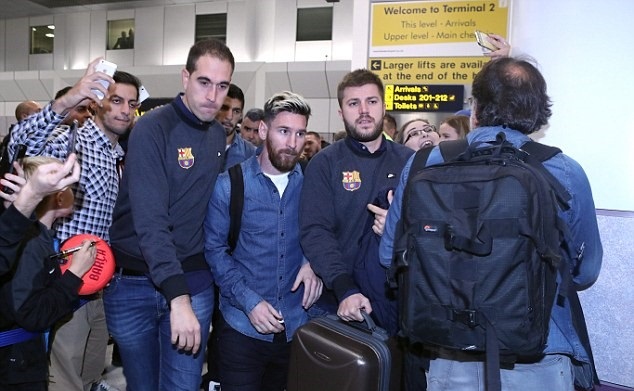 Messi cùng dàn sao Barca sành điệu đổ bộ sân bay Manchester