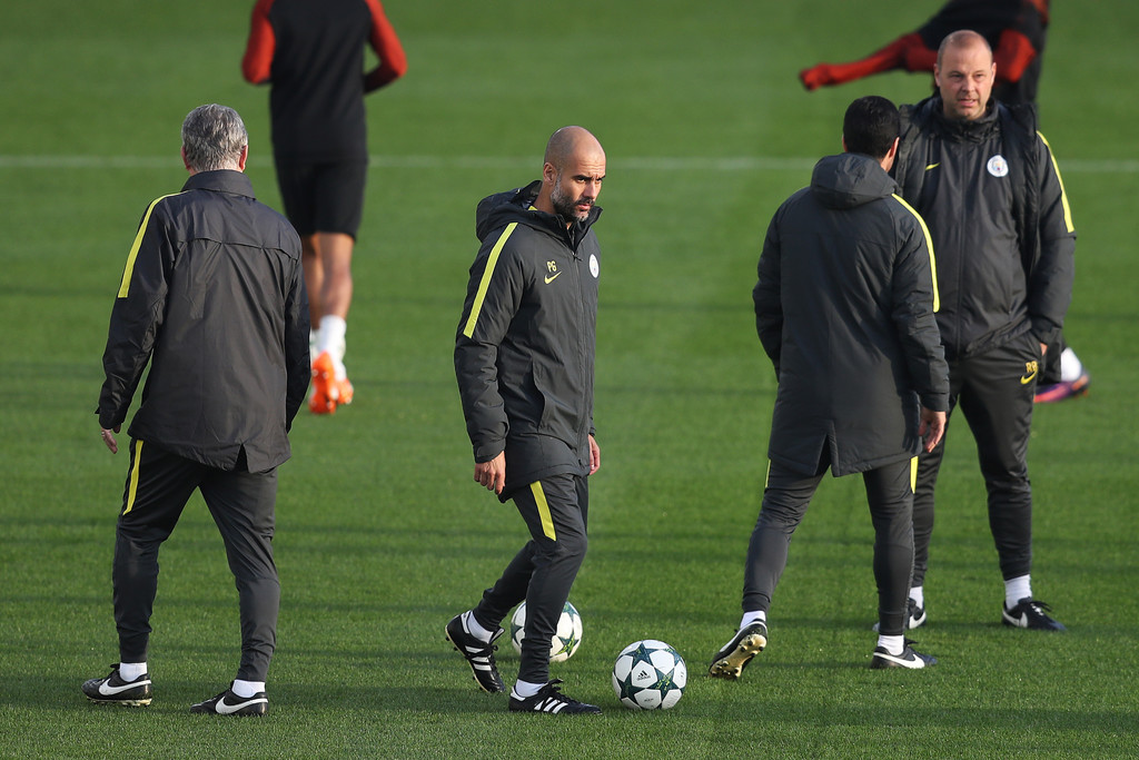 Pep đăm chiêu tìm cách khắc chế Barca trên sân tập
