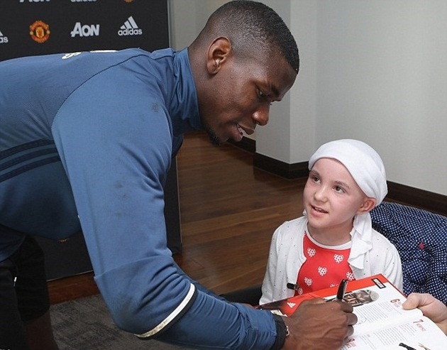 Pogba, Herrera chiều lòng fan nhí mắc bệnh hiểm nghèo