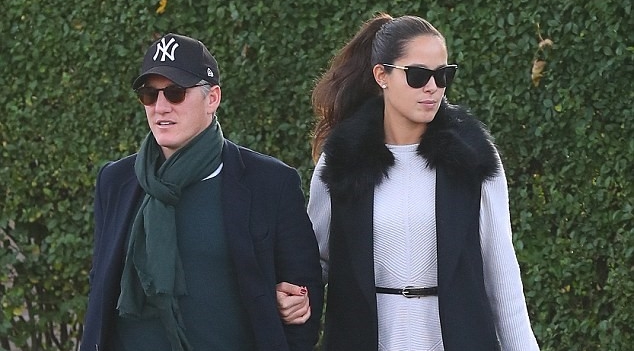 Schweinsteiger đưa vợ đi ăn sau buổi tập