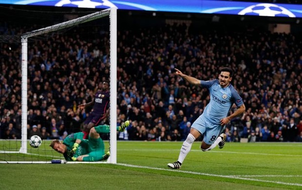 Hạ Barca, Man City tái lập thành tích của Man United