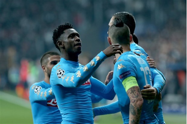 Hamsik giải nguy, Napoli bảo toàn ngôi đầu bảng B