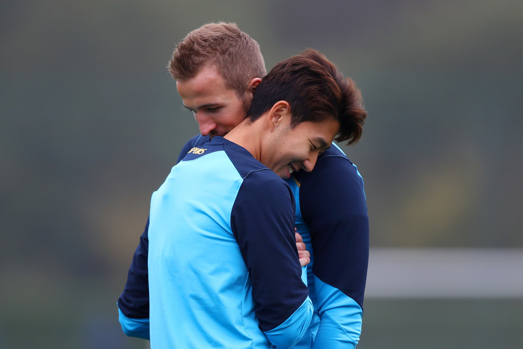 Harry Kane và Son Heung-min ôm nhau thân thiết trên sân tập