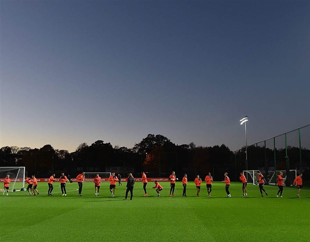 Liverpool vẫn miệt mài tập luyện dù trời sập tối