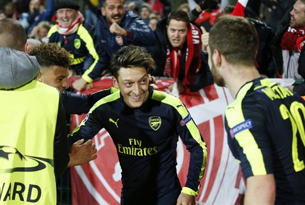 Oezil lại nổ súng, Arsenal ngược dòng ngoạn mục trước Ludogorets