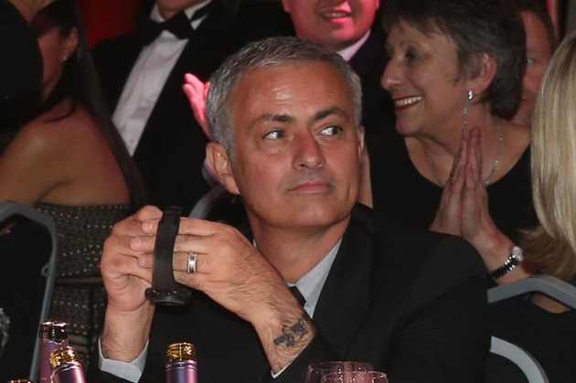 Điểm tin hậu trường 03/11: Mourinho vô tình để lộ hình xăm độc; Fan nữ "vỡ mộng" khi Trọng Đại là "hoa có chủ"