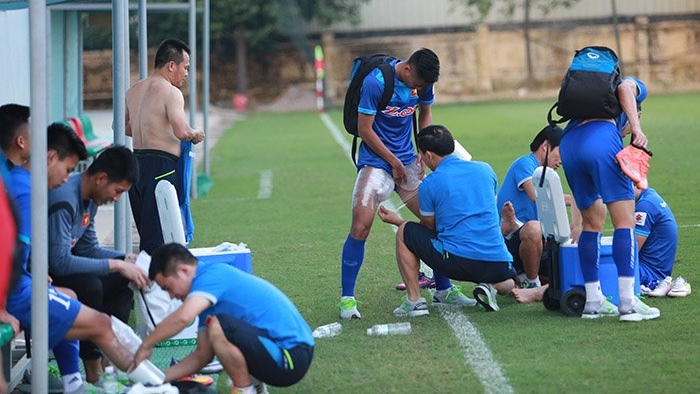 Ảnh bài viết Gần nửa quân số tuyển Việt Nam phải chườm đá