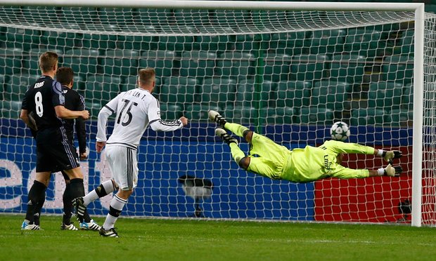 Hàng thủ chơi như mơ ngủ, Real cầm hòa Legia trong màn rượt đuổi kịch tính