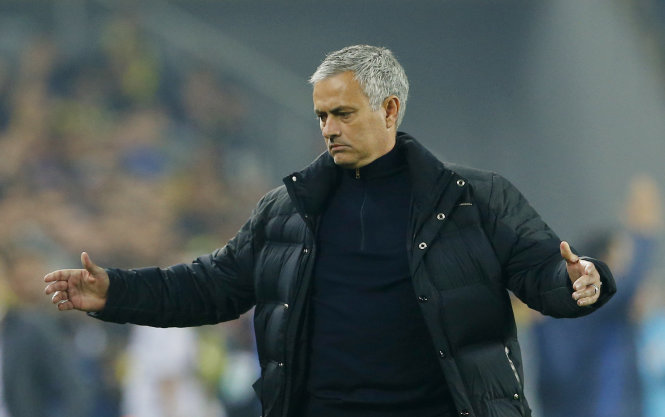 Ảnh bài viết Fan Man United chuẩn bị banner 'tiễn' Jose Mourinho ở trận Arsenal