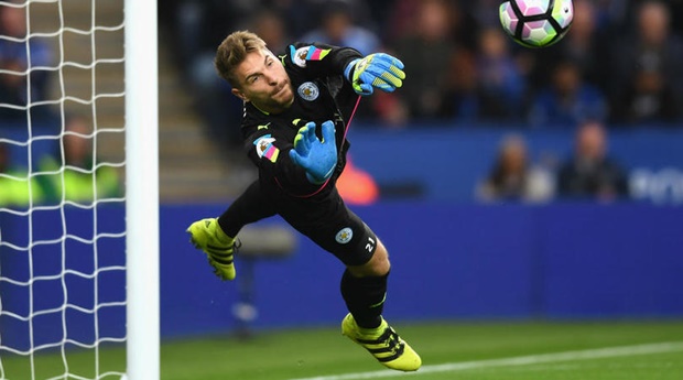 Ranieri không quá lo lắng trước chấn thương của Kasper Schmeichel