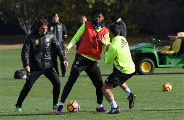 Conte đích thân vào sân 'cướp' bóng cùng học trò