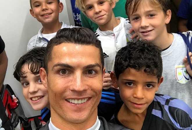 CR7 và sao bóng đá quây quần bên gia đình