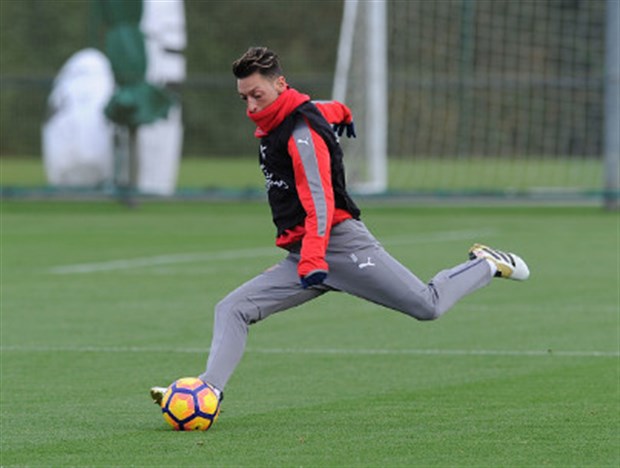 Oezil tăng cường tập sút và chạy chỗ trước thềm Derby London