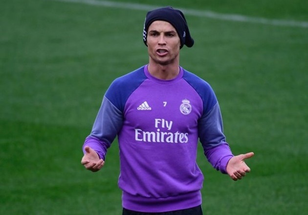 Ronaldo thi triển kung-fu trên sân tập