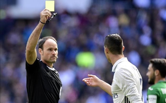 Hết quở trách, Ronaldo tiếp tục chửi thề
