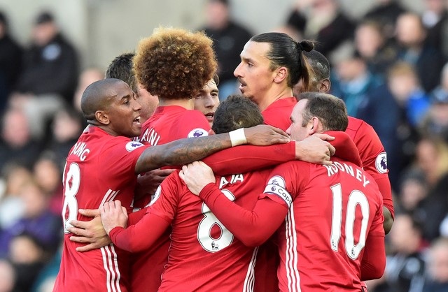 Ibra - Pogba khai hoả, bầy Quỷ 'làm thịt' Thiên nga trắng