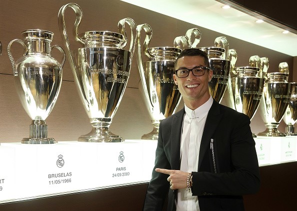Cộng đồng mạng chế giễu cặp kính của Ronaldo
