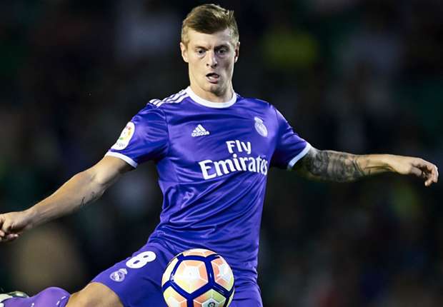 Vui chưa lâu, Real lại điêu đứng vì Kroos