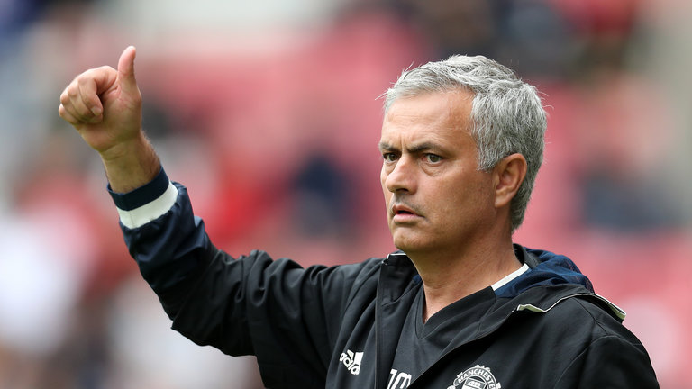 Điểm tin sáng 09/11: Mourinho lại trừng phạt học trò, Ramos hay nhất thế giới, Sanchez chấn thương
