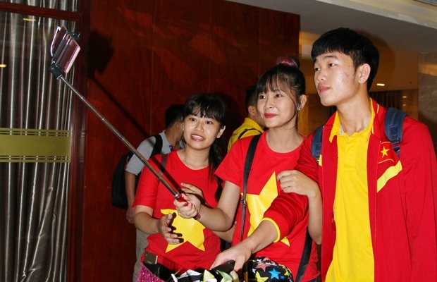 Fan nữ Tây Đô khoác tay Xuân Trường, tươi tắn bên Công Phượng