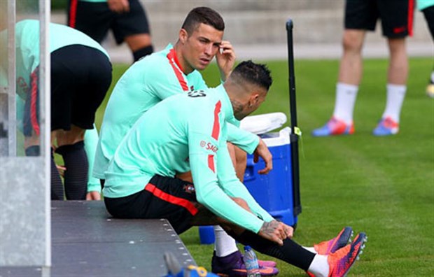 Ronaldo 'bám riết' Quaresma khi trở lại đội tuyển