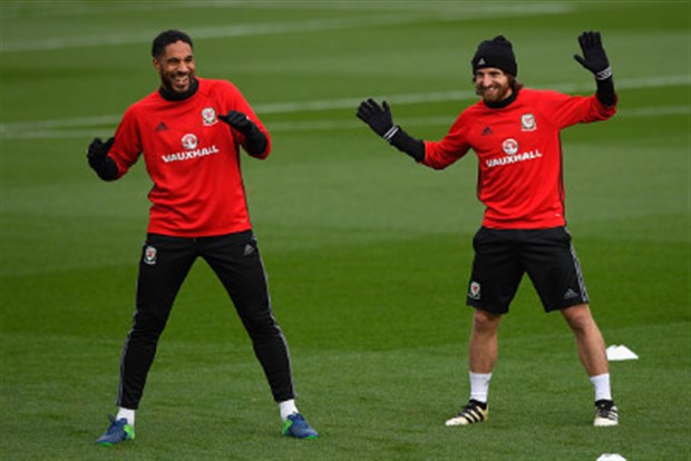 Vắng Bale, Allen 'nhí nhảnh' khởi động trong buổi tập của Xứ Wales