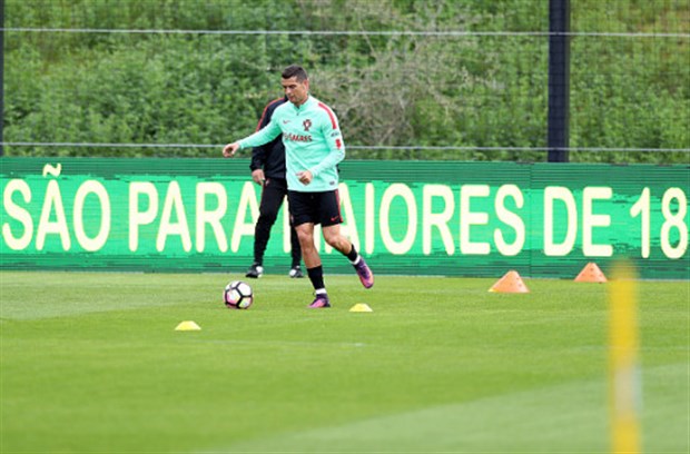 Ronaldo lại bị 'bỏ rơi' trong buổi tập của Bồ Đào Nha