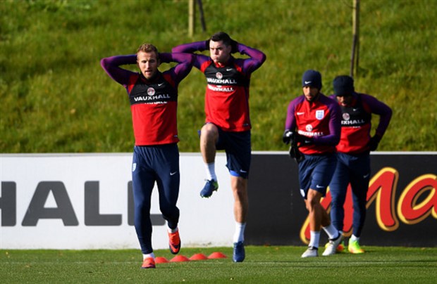 Bị chê 'yếu', Harry Kane hì hục tập luyện trước mặt Southgate