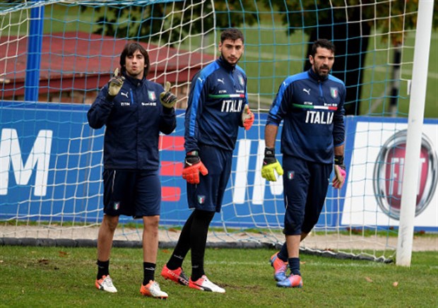 Donnarumma, Buffon và Perin thay nhau thể hiện trước khung gỗ tuyển Ý
