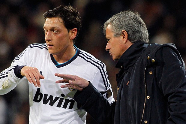 Ảnh bài viết Mourinho muốn Oezil rời Arsenal, cứu lấy Man Utd