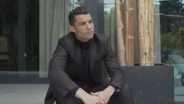 'Suốt ngày, Ronaldo chỉ biết soi gương'