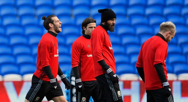 'Tarzan' Bale gọn gàng trở lại trong buổi tập của Xứ Wales