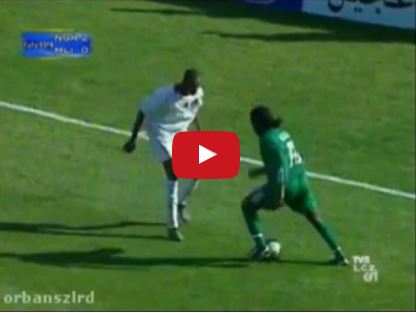 Alex Iwobi tái hiện pha gắp bóng qua người của Jay Jay Okocha 