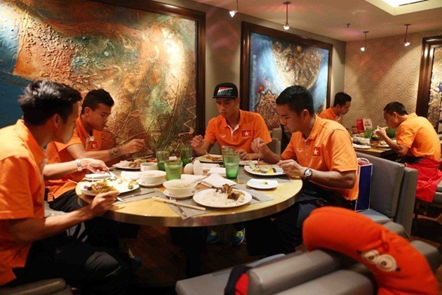 Ảnh bài viết ĐTVN: Ở khách sạn hạng sang vẫn mang theo mì tôm “chống đói”