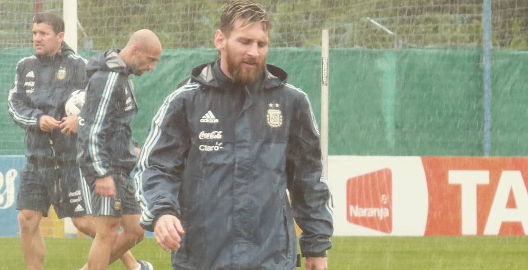 Ảnh bài viết Messi cùng tuyển Argentina đội mưa tập luyện hòng níu hy vọng World Cup