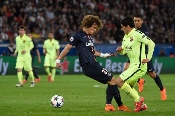 Ảnh bài viết David Luiz bị Luis Suarez 'đánh bại' như thế nào?