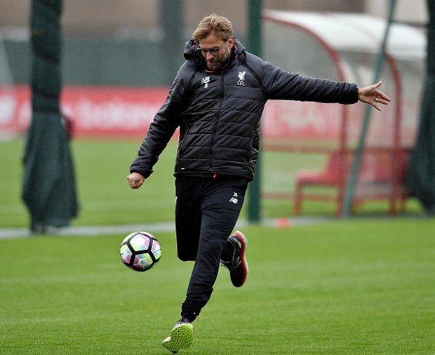 Vắng các học trò, Klopp 'tung hoành' trên sân tập của Liverpool