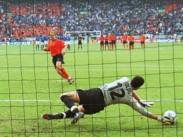 Ảnh bài viết Xem lại loạt luân lưu cân não giữa Ý và Hà Lan ở EURO 2000