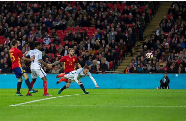 Vardy 'giải hạn' trong cơn mưa bàn thắng tại Wembley