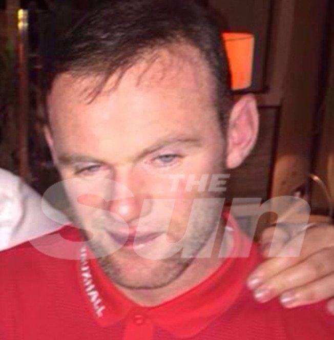 Điểm tin hậu trường 17/11: Rooney say "quắc cần câu" ở tiệc cưới, Nữ cầu thủ TBN bị kẻ gian quay lén khi đang tắm