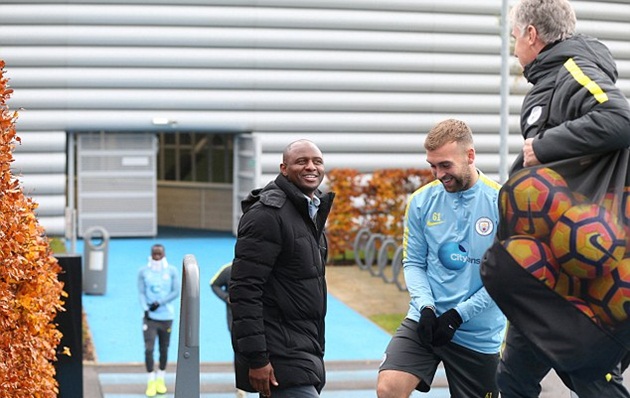 Huyền thoại Arsenal ngó lơ đội nhà, ghé thăm buổi tập của Man City