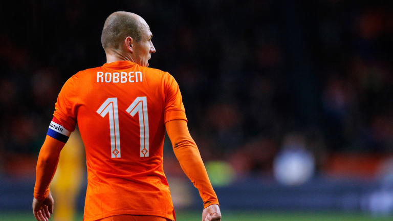 Những pha đi bóng khó lường của Arjen Robben