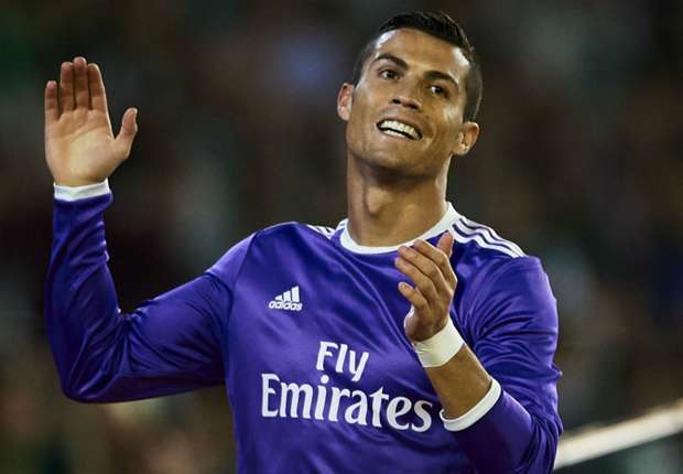 "Ronaldo rê bóng qua 5 người và ghi bàn là điều KHÔNG THỂ"