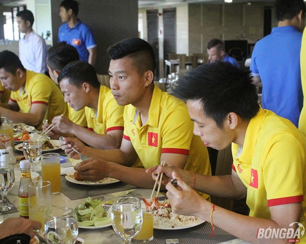 Ảnh bài viết "Đột nhập" phòng ăn của ĐT Việt Nam trên đất Myanmar