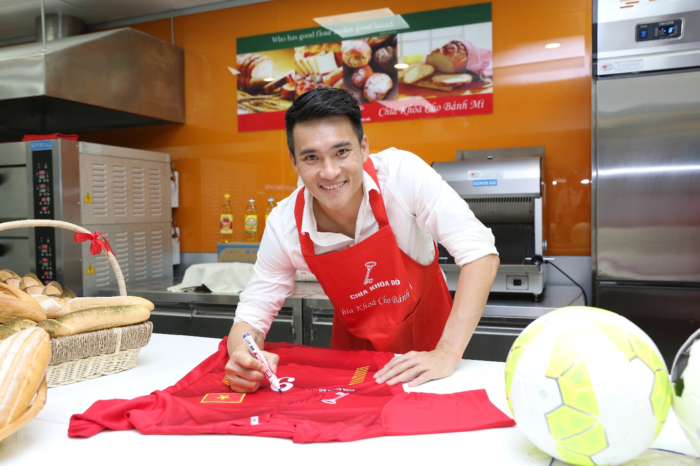 Ảnh bài viết Người hâm mộ thích thú khi Công Vinh học làm bánh