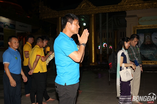 Thầy trò Hữu Thắng thành kính tôn nghiêm bên chùa vàng Myanmar